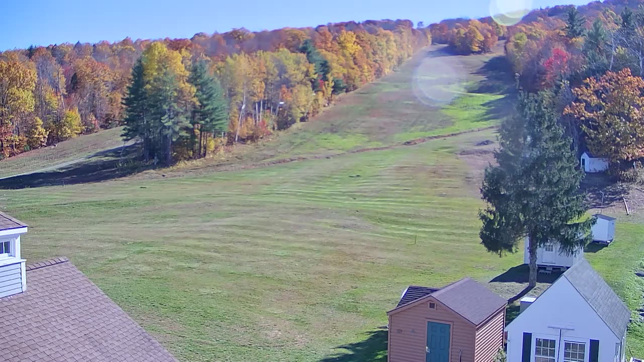 Meetinghouse Lodge Cam webcam at Ragged Mountain Resort