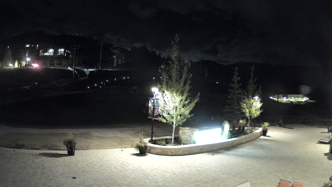 Canyons Village Ski Beach still, 0″ new snow in 24 h