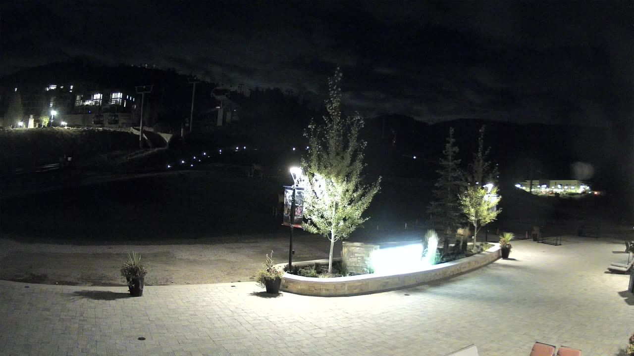 Canyons Village Ski Beach still, 0″ new snow in 24 h