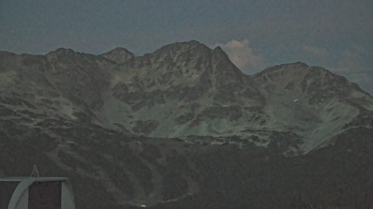 Roundhouse still, 0″ new snow in 24 h