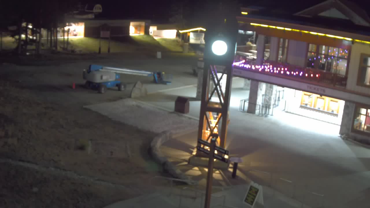 Courtyard still, 0″ new snow in 24 h