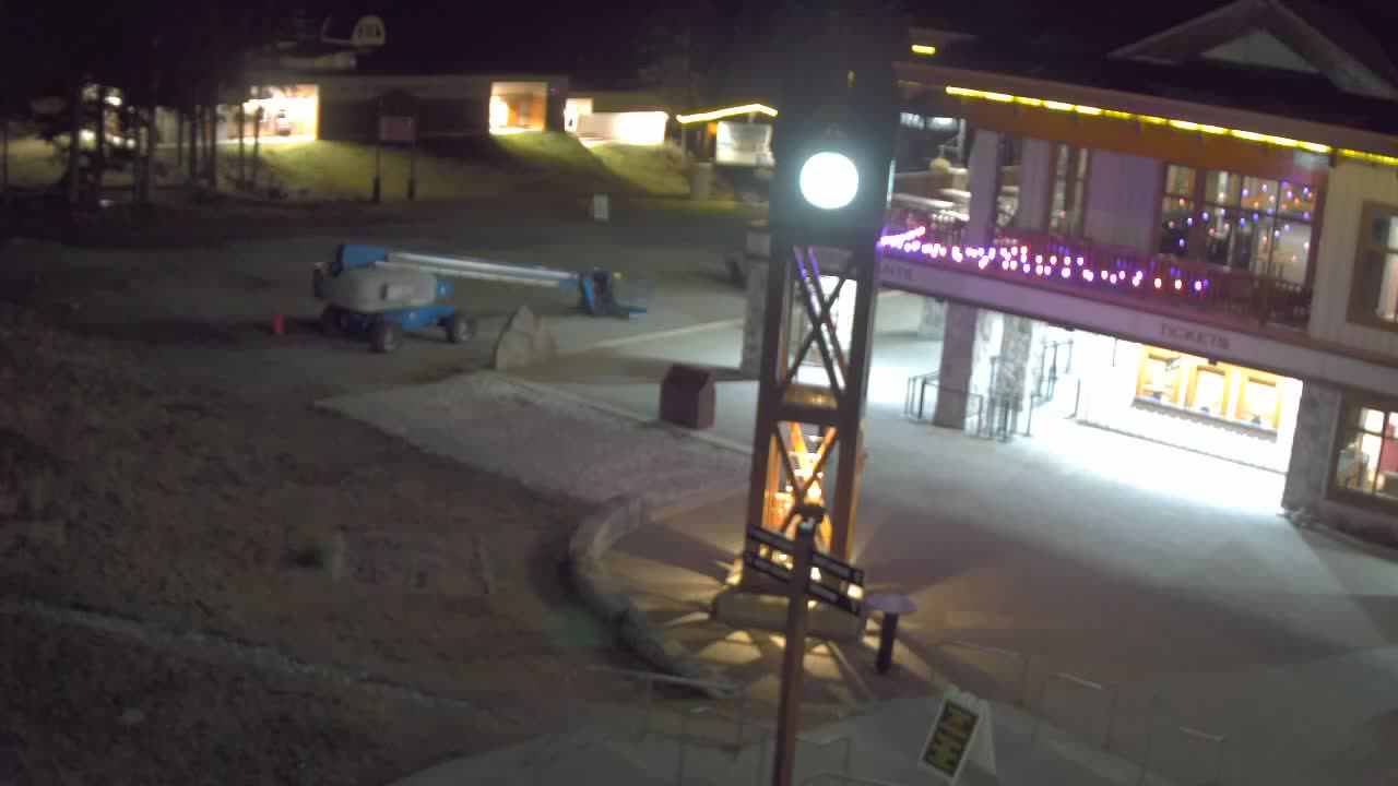 Courtyard still, 0″ new snow in 24 h