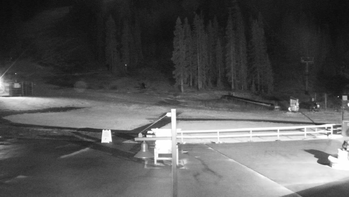 Mountain Goat Plaza / Base Area still, 0″ new snow in 24 h