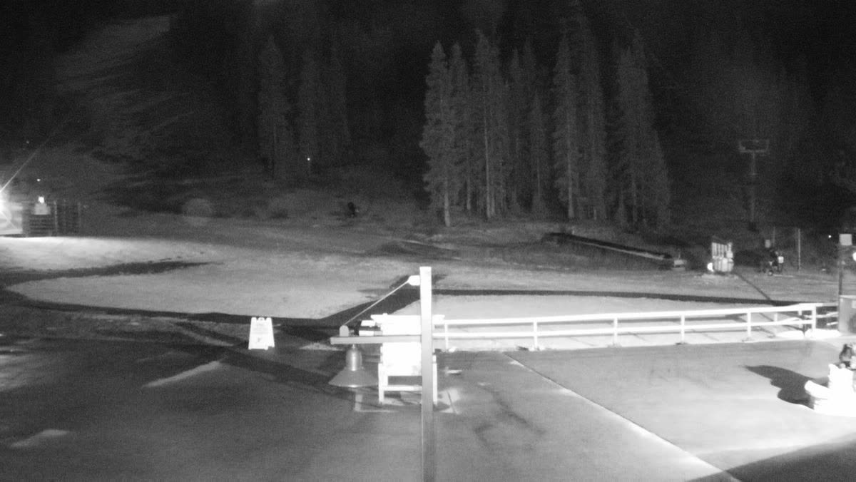 Mountain Goat Plaza / Base Area still, 0″ new snow in 24 h