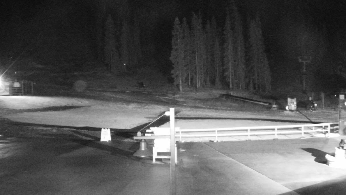 Mountain Goat Plaza / Base Area still, 0″ new snow in 24 h