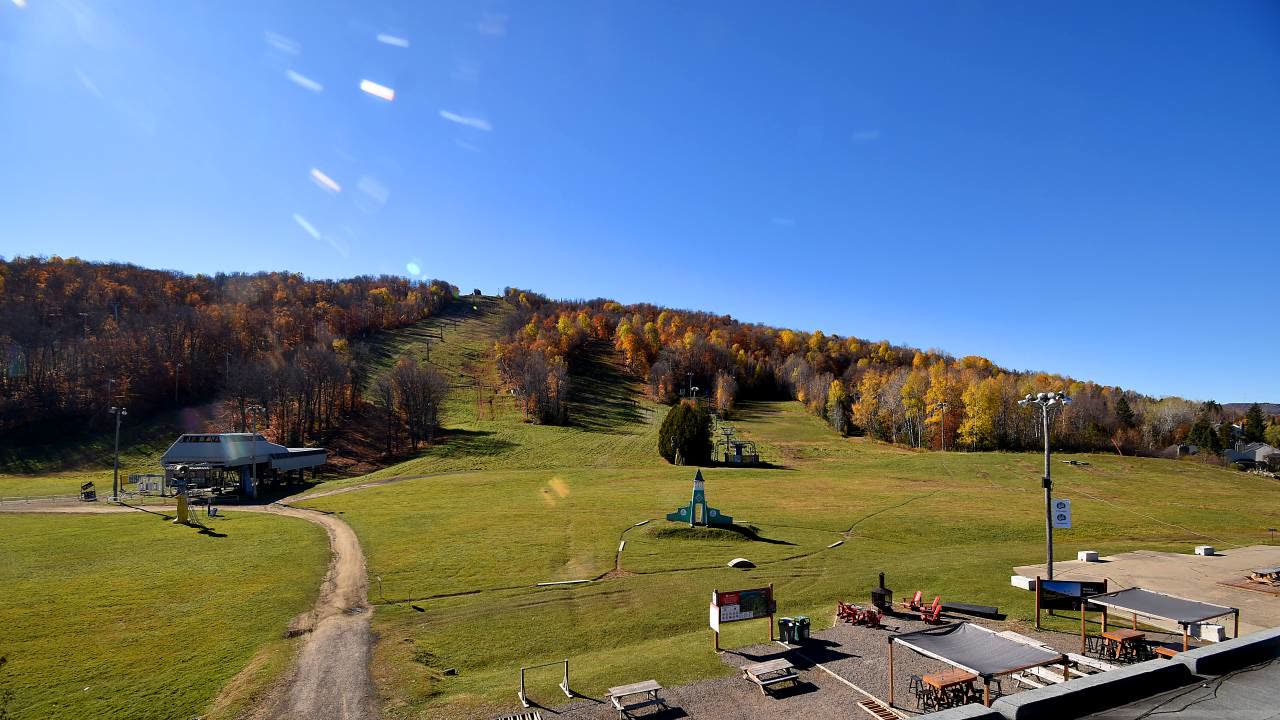 Pavillon principal versant Avila webcam at Sommet Saint-Sauveur