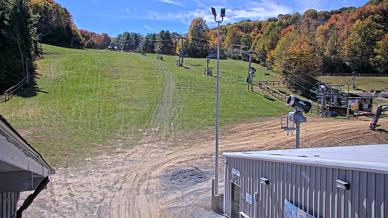 Base of Mountain webcam at Cataloochee Ski Area, 4,660′